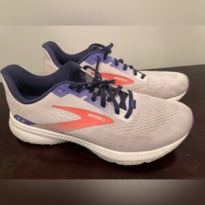 Women’s 10.5 brooks tennis shoes